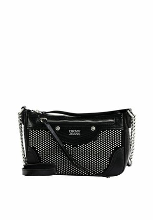 Sac à épaule noir DKNY Jeans avec clous argentés, poche zippée à l'avant, plaque logo et bandoulière chaîne avec détail en cuir.