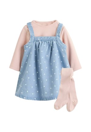 Roze geribd shirt met lange mouwen met bijpassende maillot onder een lichtblauwe denim salopettejurk met witte stippen voor een peuter.