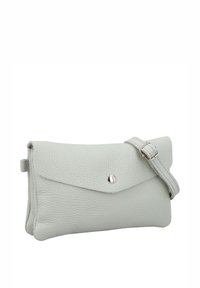 Šviesiai pilkas odinis rankinė-rankinė su tekstūruotu paviršiumi, užlenkiama sklende, sidabrine furnitūra ir reguliuojama diržu. Kompaktiškas dizainas svarbiausiems daiktams.