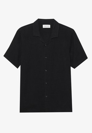 Camisa negra de botones de manga corta en tela texturada con cuello de campamento y seis botones a juego en la parte delantera.