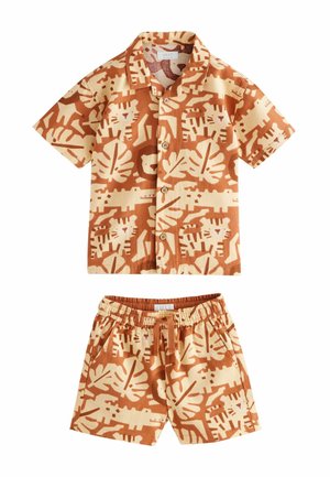 REGULAR FIT - SHORT SLEEVES PRINTED SET  - Rövidnadrágok - tan brown safari aop