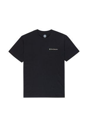 Schwarzes Baumwoll-T-Shirt mit Rundhalsausschnitt, kurzen Ärmeln und silbernem "New Heights"-Logo auf der linken Brust. Glatte Textur.