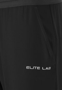 Schwarze Sportshorts aus glattem Stoff mit elastischem Bund und Seitentaschen. Das Logo "ELITE LAB" ist in Weiß aufgedruckt.