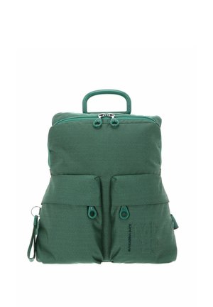 Sac à dos en tissu vert avec deux poches zippées à l'avant, une poignée supérieure et un compartiment principal à double fermeture éclair, présenté sur un fond blanc.