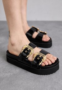 sandalias planas chanclas versace jeans hombre