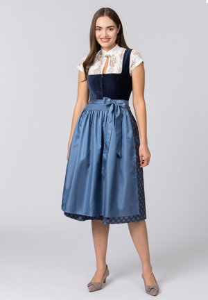 Das Kleid hat einen marineblauen Samtboden mit einem weißen Spitzenkragen, einen petrolfarbenen satinierten Rock mit einer Schleife und einen gemusterten dunkelblauen Saum.