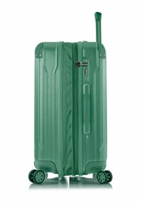 Groene koffer met harde schaal en een getextureerde oppervlakte, ritsluiting, geïntegreerd slot, uitschuifbare handgreep en vier wielen voor mobiele beweging.