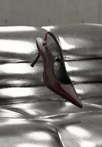 Ei valittu, dark red