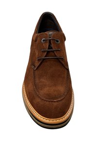 Chaussure en daim marron avec un bout rond, un design à lacets, des accents de couture visibles et une semelle en caoutchouc contrastante. Convient pour une tenue décontractée.