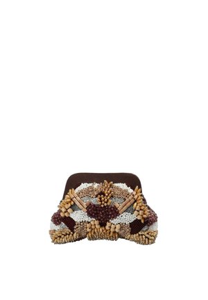 Bolso de mano decorativo con intrincado trabajo de abalorios en tonos marrón, beige, blanco y burdeos, con formas y texturas variadas.