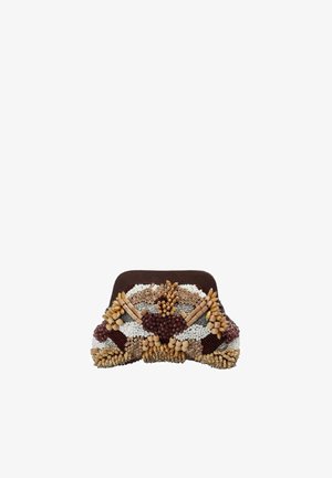 Bolso de mano decorativo con intrincado trabajo de abalorios en tonos marrón, beige, blanco y burdeos, con formas y texturas variadas.