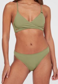 Bikini komplet v olivno zeleni barvi, ki vključuje zgornji del v stilu zavitja z nastavljivimi trakovi in izrezi, ter nizkokošne bikini hlačke. Gladka tekstura.