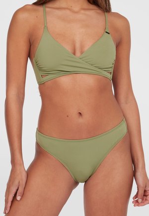 Bikini komplet v olivno zeleni barvi, ki vključuje zgornji del v stilu zavitja z nastavljivimi trakovi in izrezi, ter nizkokošne bikini hlačke. Gladka tekstura.