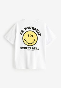 Next SMILEY WORLD PLACE BE CHARITY - REGULAR FIT - T-shirt med print - white
