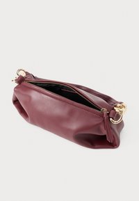 Pochette en cuir bordeaux avec fermeture éclair, accents en métal doré et une finition douce et texturée. Légèrement ouverte pour montrer l'intérieur.