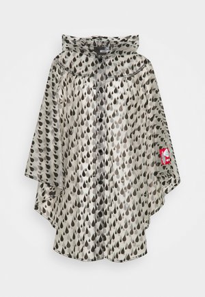 Imperméable transparent avec capuche, présentant un motif de gouttes en gris et noir, des boutons à l'avant, et un patch logo rouge sur la manche.