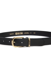 Cinturón de cuero negro con una hebilla metálica de tono dorado en forma rectangular. Presenta costuras a lo largo de los bordes y agujeros para el ajuste. Tamaño etiquetado como 236.