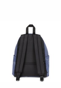Sac à dos en tissu bleu avec des bretelles noires rembourrées et une poignée supérieure. Dispose d'une poche latérale et d'une texture lisse avec un motif subtil.