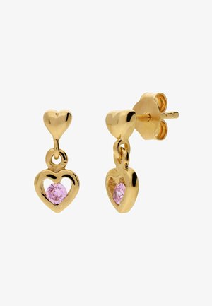 Boucles d'oreilles clous en or en forme de cœur, chacune ornée d'un petit pendentif en forme de cœur tenant une pierre précieuse rose au centre.
