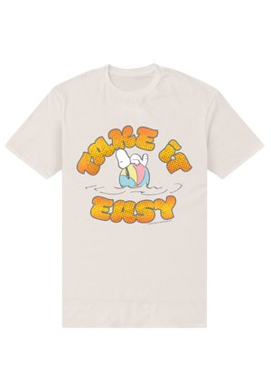 Hvid T-shirt med Snoopy liggende på en farverig strandbold og orange tekst, der siger "Take It Easy" omkring ham.