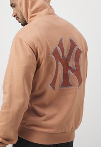 New Era MLB NEW YORK YANKEES WORLD SERIES HOODY - Vereinsmannschaften - beige