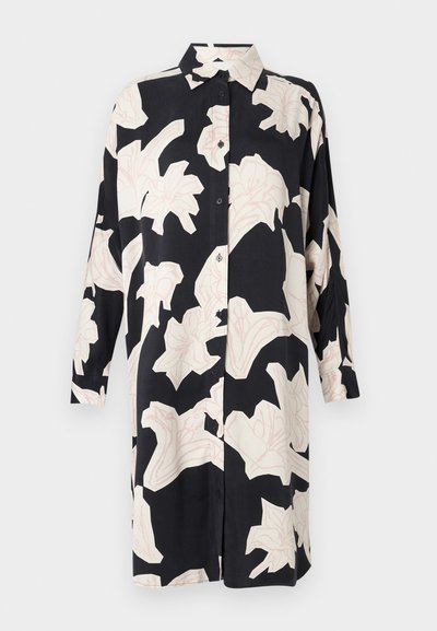 Μαύρο πουκαμισοφόρεμα με μεγάλο κρεμ λουλουδένιο σχέδιο, κουμπιά στο μπροστινό μέρος, γιακάς τύπου spread και μανίκια τριών τετάρτων. Κατασκευασμένο από ελαφρύ ύφασμα.