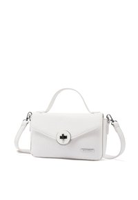 Borsa a mano bianca in pelle con una texture a granuli, chiusura a patta ripiegata, bottone rotondo in argento e tracolla rimovibile. Forma rettangolare compatta.