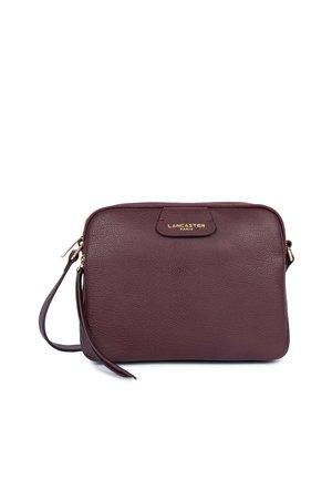 Sac bandoulière rectangulaire en cuir marron foncé avec fermeture éclair dorée, sangle réglable et logo "Lancaster Paris" à l'avant.