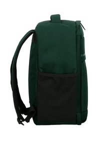 Donkergroene rugzak met een zwarte zijzak, rechthoekige vorm, stoffen materiaal en verstelbare schouderbanden voor het dragen.