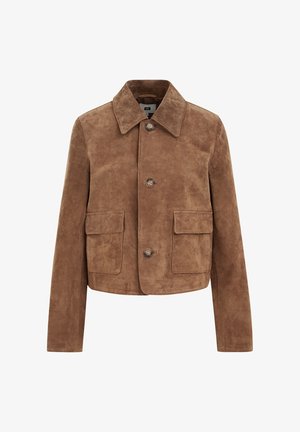 Giacca in camoscio marrone con collo a risvolto, chiusura frontale con bottoni e due tasche sul petto. Presenta una vestibilità corta e una superficie testurizzata.