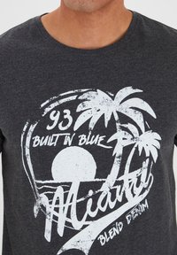 Blend BHPERRY - Camiseta estampada - charcoal