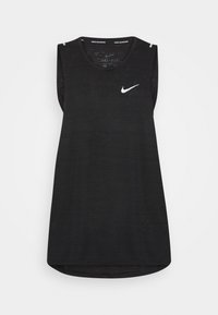 Camiseta sin mangas negra de deporte hecha de un tejido texturizado, con un dobladillo curvado y un logo de Nike en blanco en el pecho.