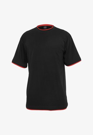 Schwarzes kurzärmeliges T-Shirt mit rotem Besatz am Kragen, an den Ärmelsäumen und am Saum, dargestellt vor weißem Hintergrund.