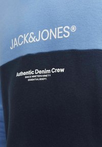 Jack & Jones Junior COLOUR BLOCKING  - Mikina s kapucňou - pacific coast
