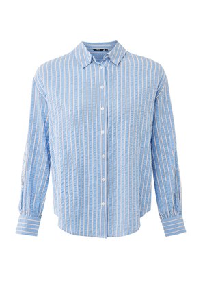 Camisa azul clara abotonada con rayas blancas verticales, un cuello clásico y mangas largas con puños, hecha de tela texturizada.