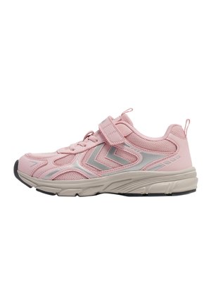 Roze sportschoen met meshpanelen, zilveren chevron-details, klittenbandsluiting, veters en een beige gevoerde zool met zwarte noppen.