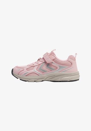 Pinkfarbener Sportschuh mit Mesh-Einsätzen, silbernen Chevron-Details, Klettverschluss, Schnürsenkeln und beiger, gepolsterter Sohle mit schwarzen Stollen.