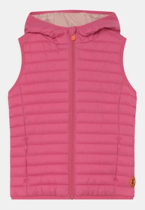 Różowa pikowana kamizelka z kapturem, wyposażona w przedni zamek błyskawiczny i dwie boczne kieszenie. Tkanina posiada poziome przeszycia pikowane oraz naszywkę z logo.