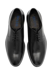 Czarne skórzane buty na dress code z gładkim wykończeniem, sznurowanym designem i teksturowanym wnętrzem. Posiada subtelne przeszycia i zaokrąglony czubek.