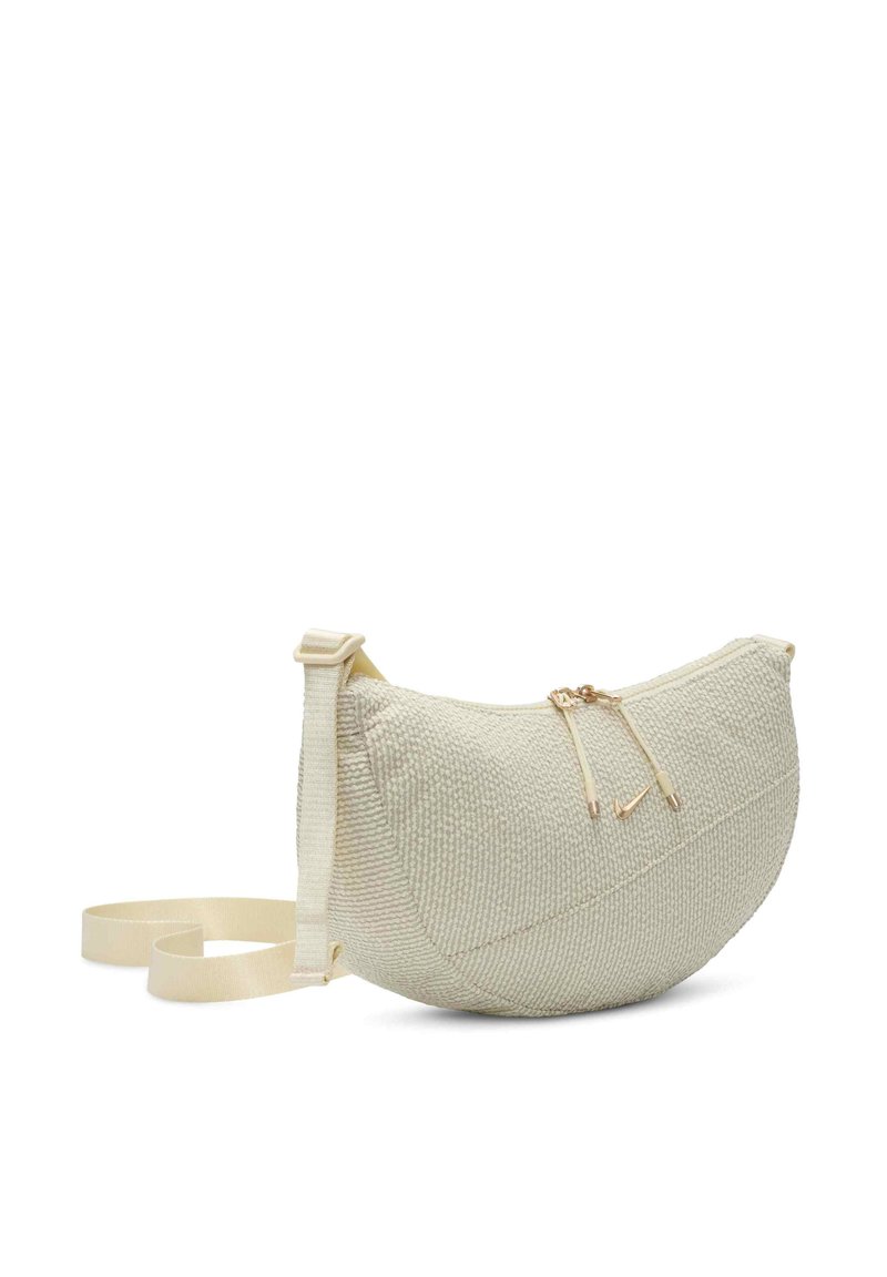 Bolso de color crema texturizado con forma curvada y correa ajustable, que presenta un zipper dorado y acentos decorativos de cordón.