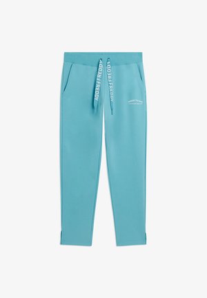 Pantaloni sportivi azzurri chiaro con vita elastica, lacci bianchi con la scritta "FREDDY", tasche laterali e piccolo logo bianco "FREDDY TRAINING" sulla coscia.