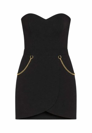 Abito nero senza spalline con corpetto aderente, scollo curvo e orlo asimmetrico. Presenta dettagli in catena dorata sulle tasche laterali.