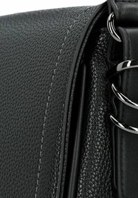 Schwarze Lederhandtasche mit strukturierten Oberflächen, ausgestattet mit metallicfarbenen Beschlägen und kontrastierenden Nähten. Zeigt eine strukturierte, rechteckige Form.