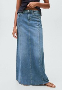 Denim maxi suknja u svijetloplavoj boji, sa ravnim krojem, pet džepova i dugmadi za zatvaranje. Tkanina ima glatku teksturu s vidljivim šavovima.