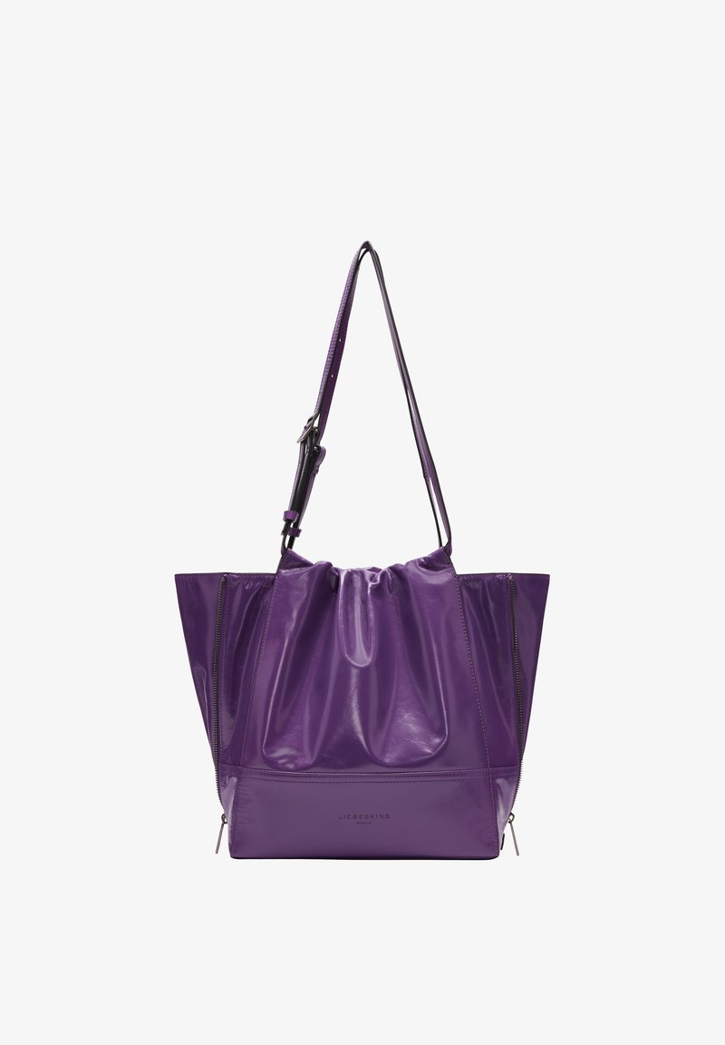 Lila Lackleder-Shopper mit gerafftem oberen Teil, doppelten Reißverschluss-Seiten und abnehmbarem Schultergurt. Glatte Textur, strukturierte Form.