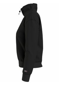 Sudadera negra, cuello alto con cordón ajustable, puños y dobladillo acanalados, tela suave, detalle del logo en la manga izquierda. Vista lateral.
