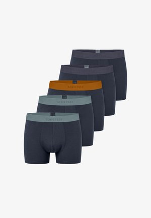 Cinco pares de boxers masculinos em várias cores escuras, apresentando cinturas elásticas com acentos em contraste e uma textura suave e lisa.