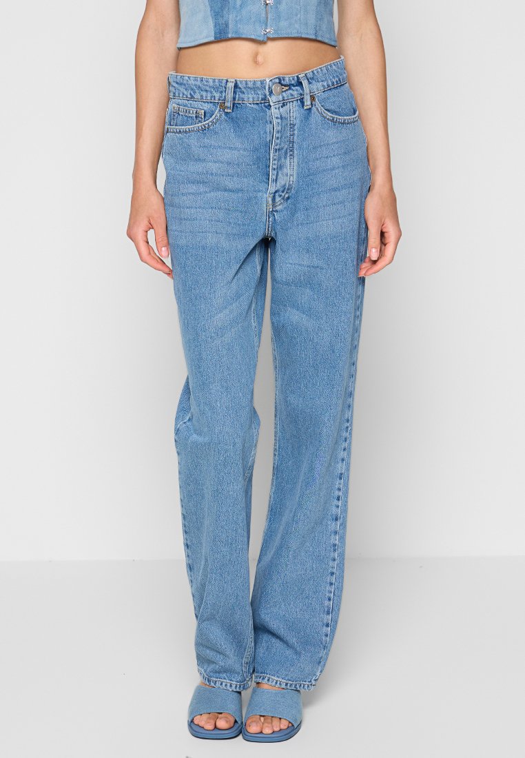 Lichtblauwe denim jeans in een relaxte pasvorm met vijf-pocket styling en een knoopsluiting. Heeft een subtiele textuur en een rechte pijpdesign.