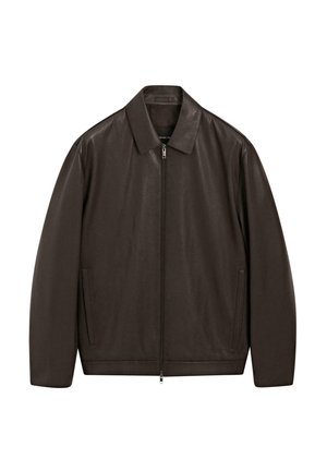 Dunkelbraune Lederjacke mit durchgehendem Reißverschluss, spitzem Kragen und vertikalen Seitentaschen, auf einem weißen Hintergrund präsentiert.