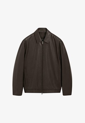 Giacca in pelle marrone scuro con cerniera frontale completa, colletto a punta e tasche laterali verticali, esposta su uno sfondo bianco.